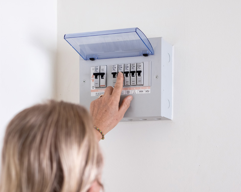 Mujer revisando las palancas del sistema eléctrico