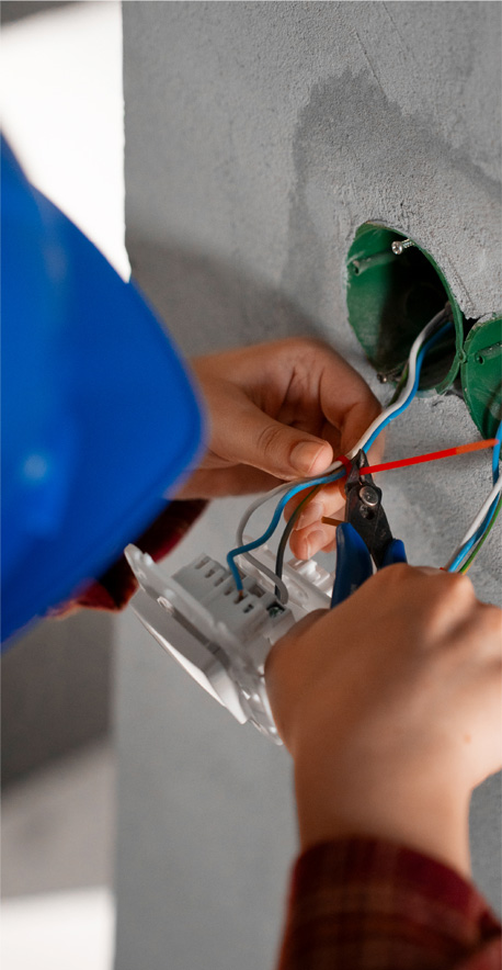 Persona revisando el cableado eléctrico